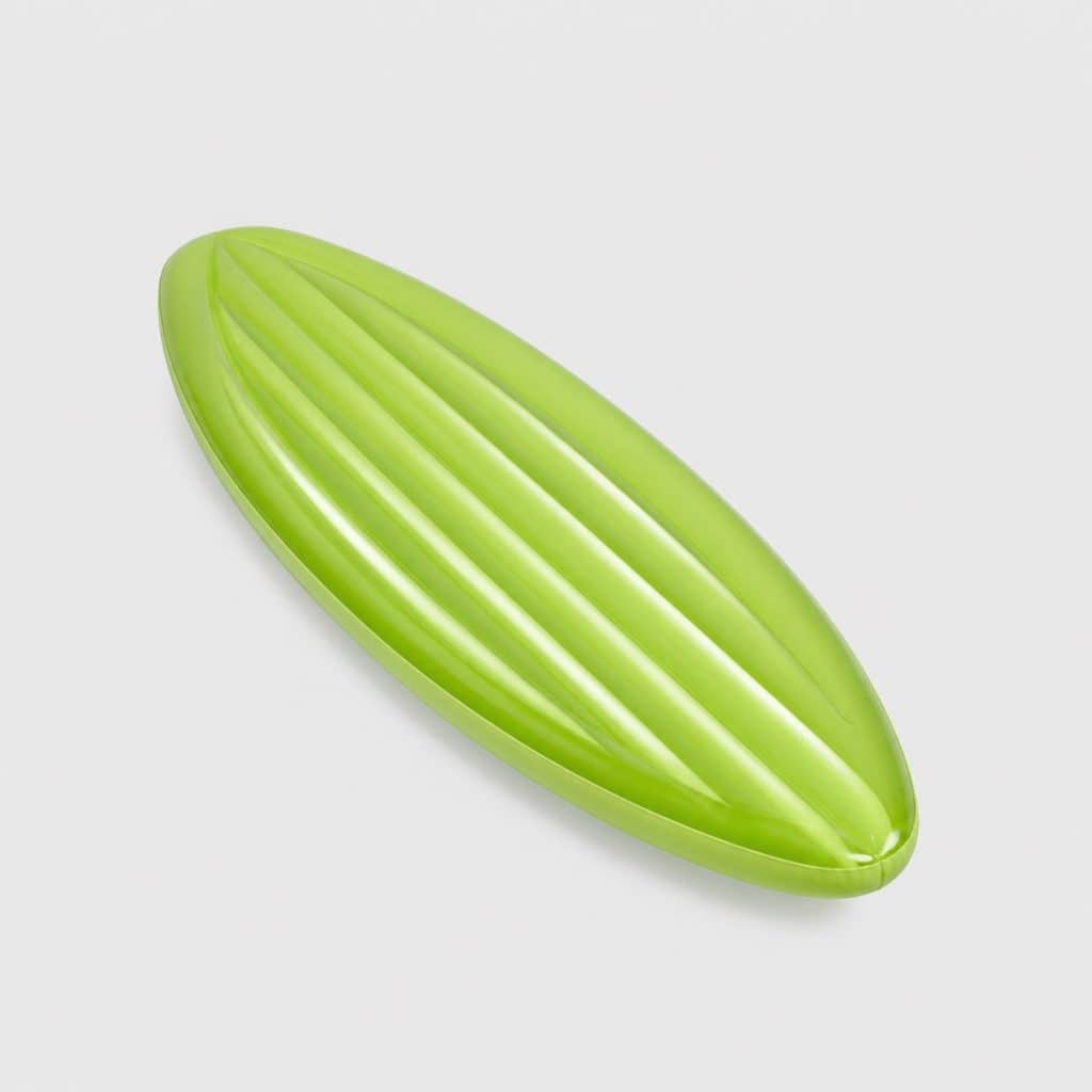 Matelas flotteur forme planche de surf vert, vue de face