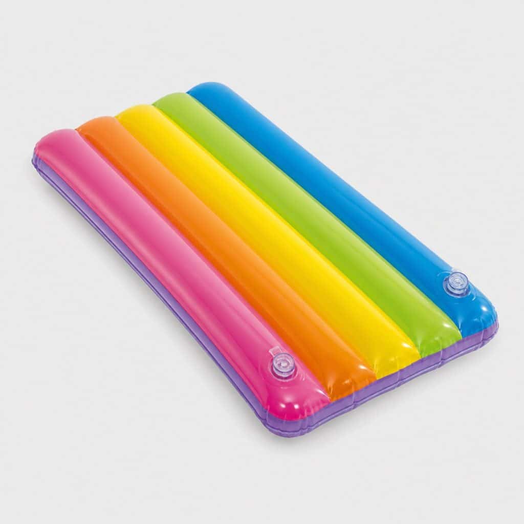 Matelas gonflable multicolore compact, vue de face