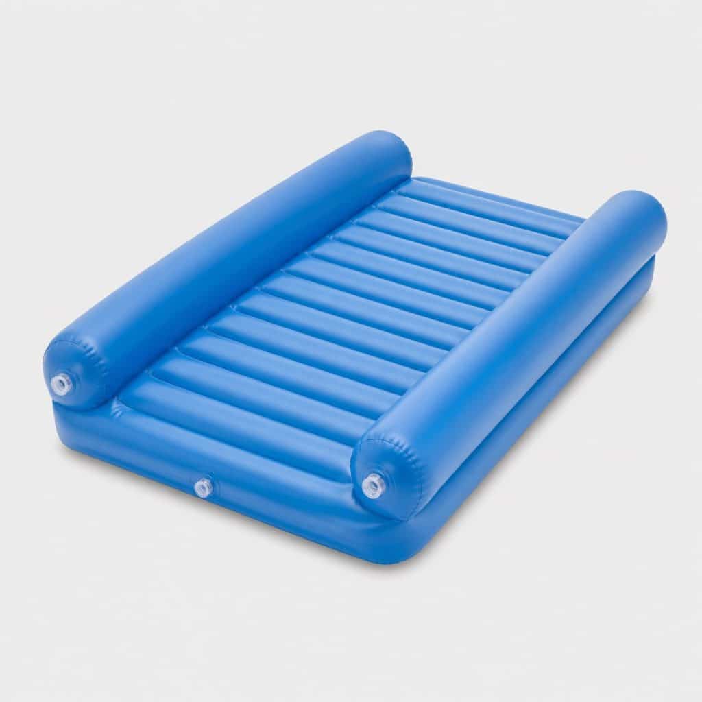 Matelas gonflable à rouleaux latéraux, vue de face